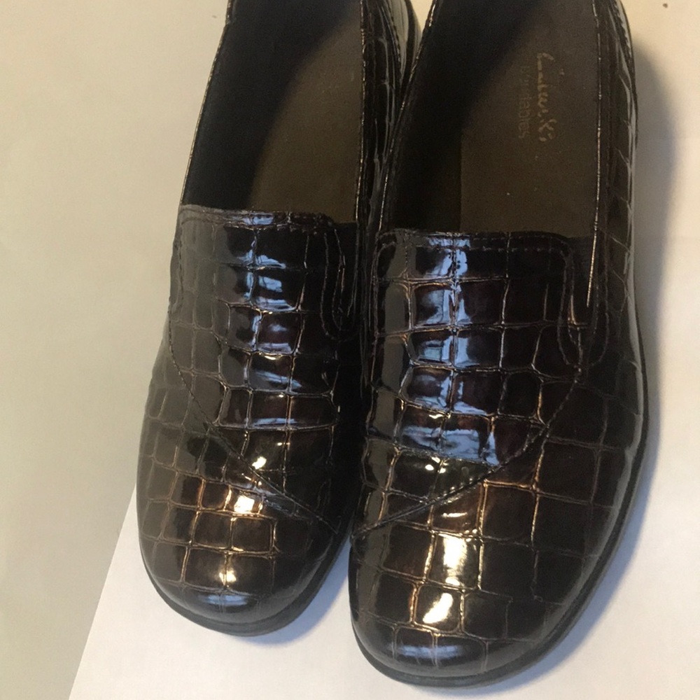 Clarks Bendable 8.5 Embossed brown slip-on loafers